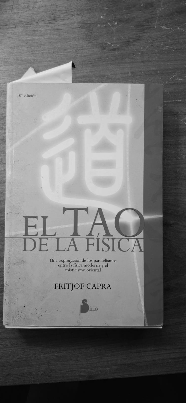 Ejemplar de El Tao de la física, de Fritjof Capra