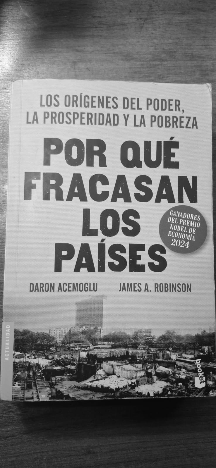 Ejemplar de Por qué fracasan los países, de Daron Acemoglu y James A. Robinson