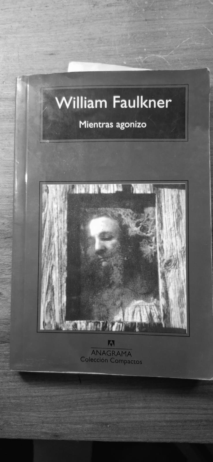Ejemplar de Mientras agonizo, de William Faulkner